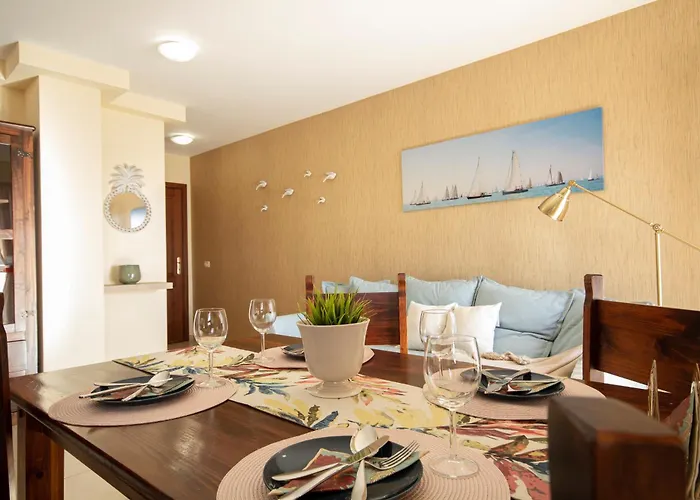 With Terrace And Pool * פונטה דל הידלגו