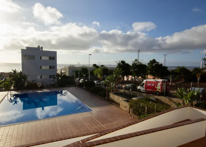 With Terrace And Pool דירה *