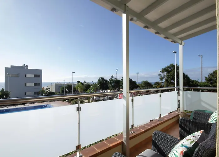 With Terrace And Pool דירה *